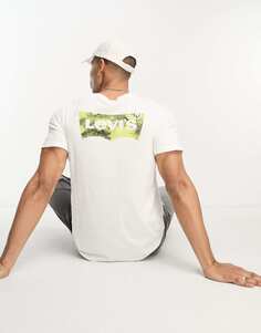 Эксклюзивная белая футболка Levi&apos;s для ASOS с логотипом в центре и зеленым логотипом в виде крыла летучей мыши на спине. Levis
