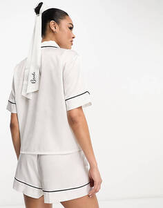 Белый атласный двубортный комплект из рубашки и короткой пижамы с резинкой для волос ASOS DESIGN для невесты