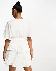 Эксклюзивное белое плиссированное мини-платье с запахом и передом In The Style
