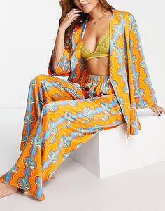 Атласный пижамный комплект премиум-класса Chelsea Peers с топом и широкими брюками с оранжевым ретро-принтом спереди
