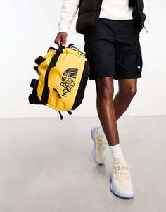 Маленькая спортивная сумка желтого и черного цвета The North Face Base Camp объемом 50 л.