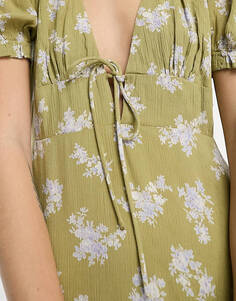 Зеленое платье с завязкой спереди Reclaimed Vintage с цветочным принтом