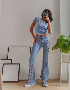 Синие расклешенные джинсы в стиле 90-х годов Labelrail x Pose and Repeat со средней посадкой и аппликациями в виде бабочек