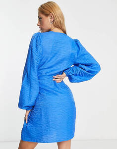 Синее жаккардовое платье мини с объемными рукавами и запахом Envii