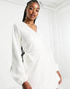 Эксклюзивное белое зимнее платье мини с пайетками In The Style Tall
