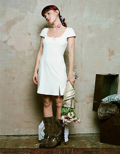 Кремовое мини-платье с квадратным вырезом и розами Labelrail x Lara Adkins