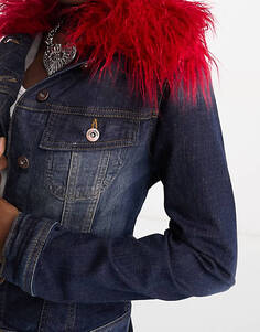 Укороченная джинсовая куртка COLLUSION Y2K темно-синего цвета со съемной красной меховой отделкой