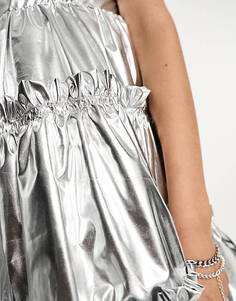 Многоярусное мини-платье Amy Lynn Dolly серебристого цвета с металликом