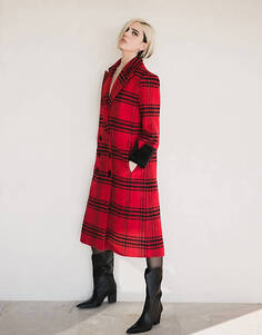 Длинное пальто с бархатными манжетами в красную клетку Labelrail x Julia Cumming