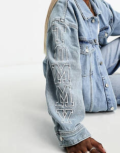 Джинсовая куртка оверсайз с рисунком ромашки Tommy Jeans средней стирки