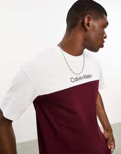 Белая футболка с логотипом Calvin Klein в стиле колор-блок