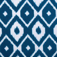 Прямоугольная скатерть с сине-белым рисунком икат размером 60 x 120 дюймов. CC Home Furnishings