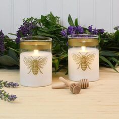 Восковые свечи LumaBase Honey Bee на батарейках в стеклянных держателях с подвижным пламенем, набор из 2 предметов