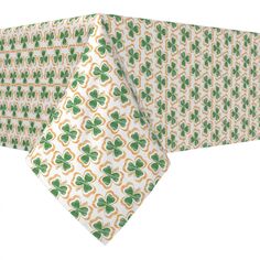 Прямоугольная скатерть, 100 % полиэстер, 60x104 дюйма с трафаретным изображением оранжевого и зеленого трилистника. Fabric Textile Products