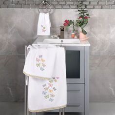 Linum Home Textiles Турецкий хлопок Mariposa Набор из 2 украшенных полотенец для кончиков пальцев, серый