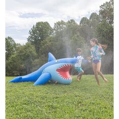 HearthSong 8-футовый гигантский надувной разбрызгиватель Mister Shark для детских активных игр в воде на открытом воздухе HearthSong