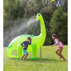 HearthSong Gigantic 7-футовый надувной разбрызгиватель динозавров для активных игр в воде на открытом воздухе HearthSong