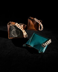 Мини-сумка через плечо из искусственной кожи с заклепками и логотипом Stella McCartney
