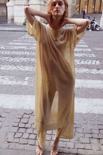 Платье-туника вязано из блестящей пряжи Zara, золотой