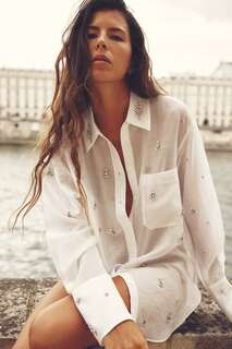 Рубашка с буквами, украшенная ювелирными камнями Zara, устричный белый