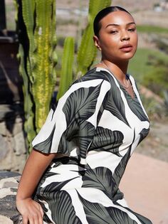 Платье миди с принтом пальмовых листьев Live Unlimited Curve, хаки/белый