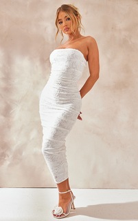 PrettyLittleThing Белое фактурное платье-бандо со сборками по бокам и цветочным принтом