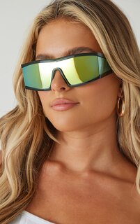 PrettyLittleThing Черные зеркальные прямоугольные солнцезащитные очки с козырьком
