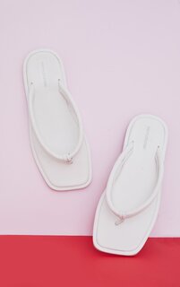 PrettyLittleThing Белые кожаные сандалии-мюли с мягким носком и ремешками на мыске