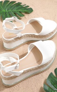 PrettyLittleThing Белые сандалии на платформе из искусственной кожи под крокодила