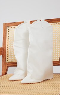 PrettyLittleThing Белые широкие сапоги из искусственной кожи на высоком каблуке с загнутым носком и высоким каблуком