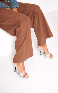 PrettyLittleThing Серебряные мюли на каблуке из искусственной кожи с квадратным носком и перекрестными ремешками