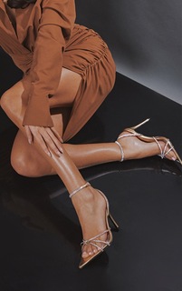 PrettyLittleThing Золотистые туфли-лодочки на среднем каблуке с заостренным носком и узлом, широкий крой и стразами