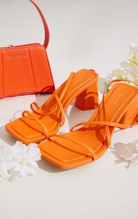 PrettyLittleThing Оранжевые босоножки на низком блочном каблуке с широким квадратным носком и перекрещенными ремешками