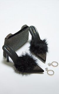 PrettyLittleThing Черные атласные мюли на высоком каблуке-шпильке с отделкой из перьев и острым носком