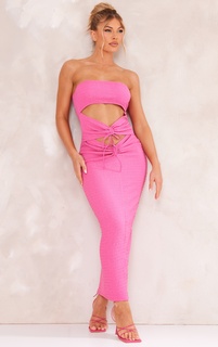 PrettyLittleThing Ярко-розовое фактурное платье-бандо мидакси со сборками и вырезами