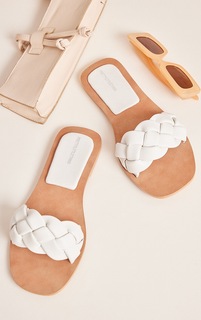 PrettyLittleThing Белые кожаные сандалии на плоской подошве с широкими мягкими чашками и плетеными ремешками
