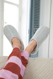 Розовые слипоны из мягкого искусственного меха Forever Comfort Next, серый