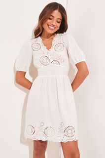 Мини-платье с V-образным вырезом зубчатым краем английской вышивкой и рукавами-буфами Lipsy, белый