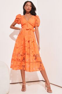 Премиальное кружевное платье миди с короткими рукавами V-образным вырезом и поясом Lipsy, оранжевый
