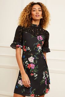 Мини-платье с кружевной кокеткой высоким вырезом короткими многослойными рукавами и поясом Черное с цветами Love &amp; Roses, черный