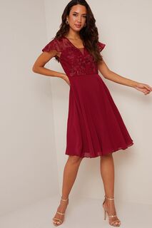 Платье миди с вышивкой и V-образным вырезом Chi Chi London, красный