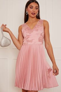 Плиссированное платье миди с кружевом и вышивкой Chi Chi London, розовый
