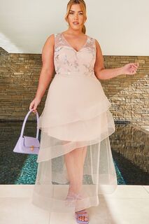 Платье миди больших размеров с вышитым V-образным вырезом и сетчатым подолом Chi Chi London, розовый