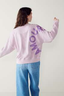 Стираный фиолетовый свитшот со спущенными плечами и рисунком на спине Next, фиолетовый