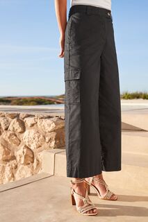 Практичные брюки-чиносы с высоким содержанием хлопка и коротким кроем Next, черный