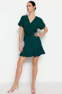 Платье Trendyol с рюшами и поясом, зеленый