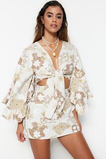 Блузка Trendyol укороченная с тканой оборкой и цветочным узором, белый/бежевый