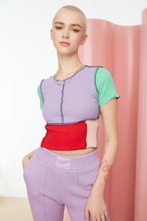 Блузка Trendyol укороченная трикотажная и шнуровкой, фиолетовый/красный/зеленый