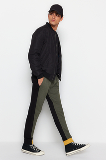 Мужские спортивные штаны стандартного кроя цвета хаки со вставками и эластичными манжетами Trendyol