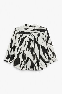 Блузка Monki из струящегося крепа с абстрактным тигром, черный/белый